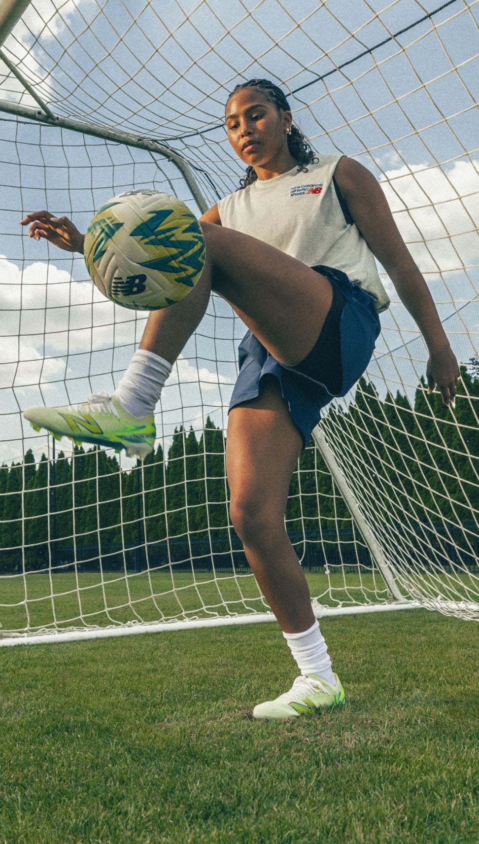 Une femme qui donne un coup de pied dans un ballon de soccer.