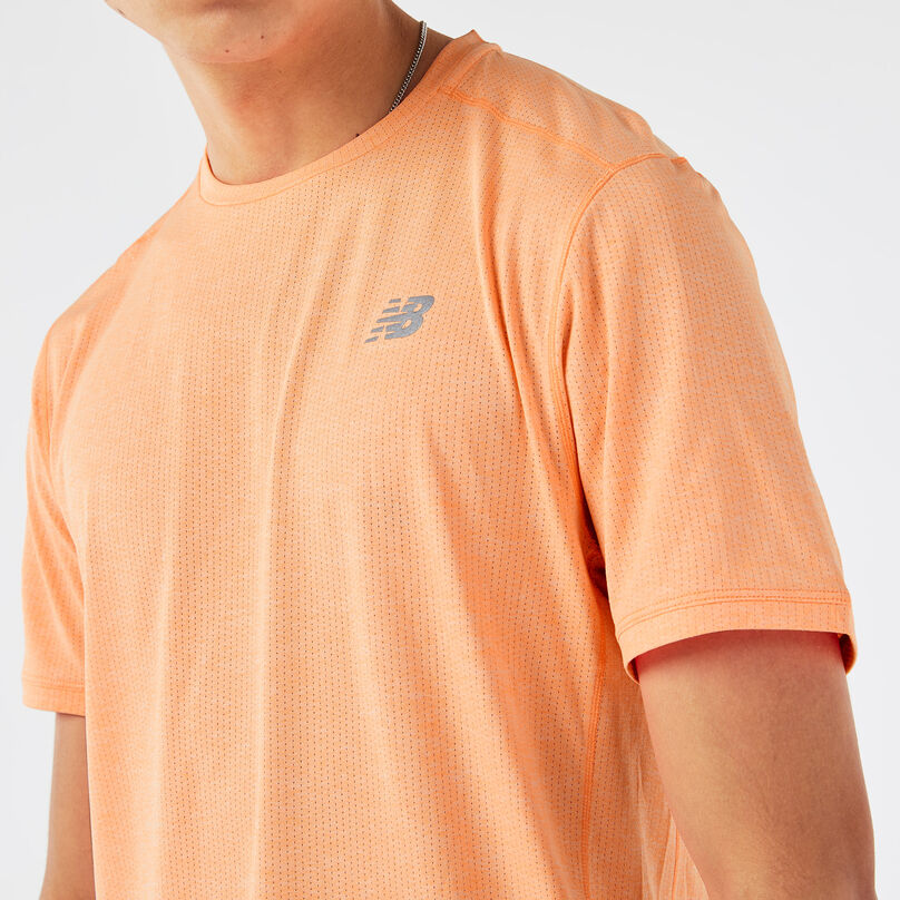 Chemise orange vif montrant les motifs de points.