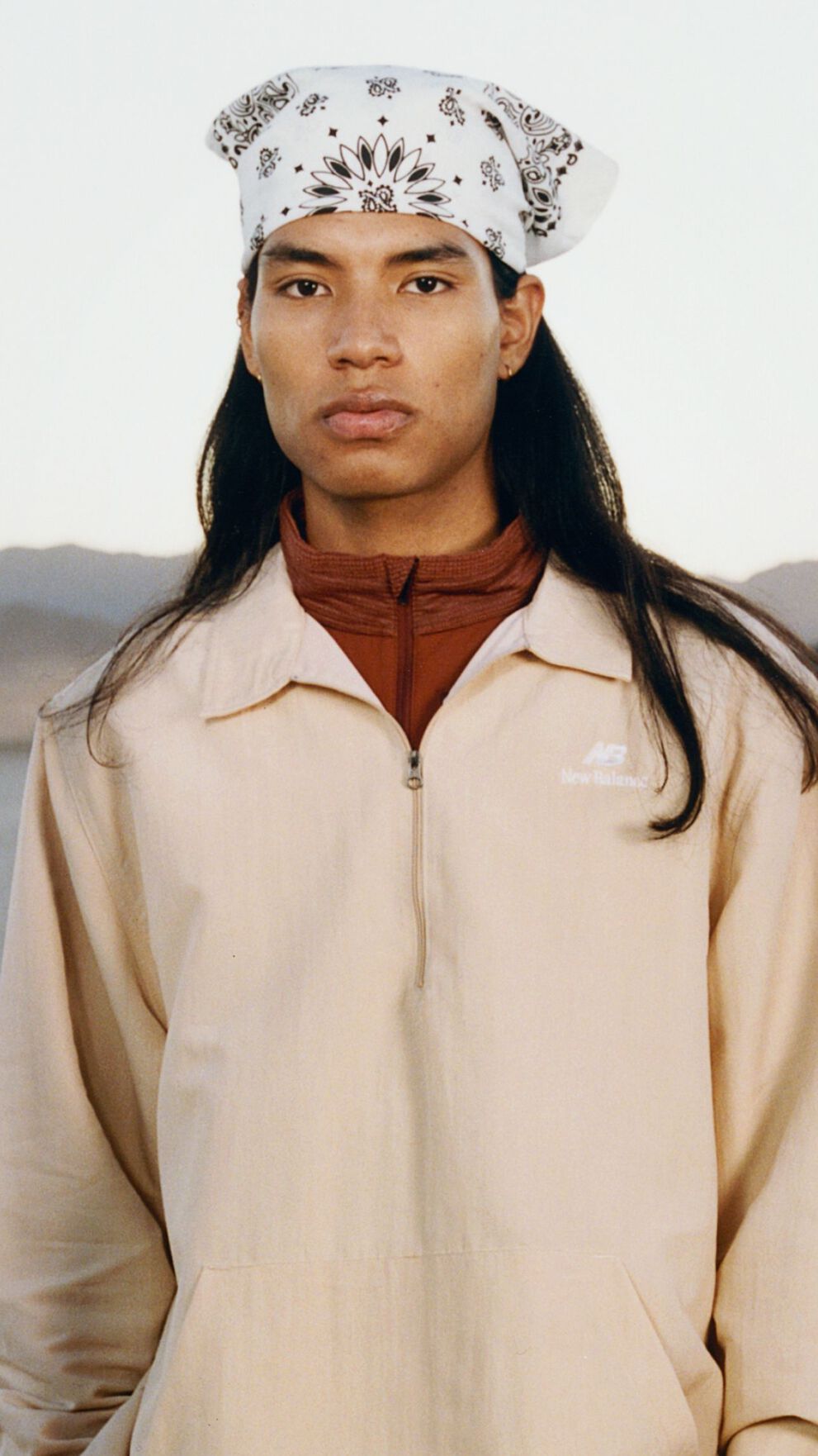Un homme debout dans un environnement d&eacute;sertique.
