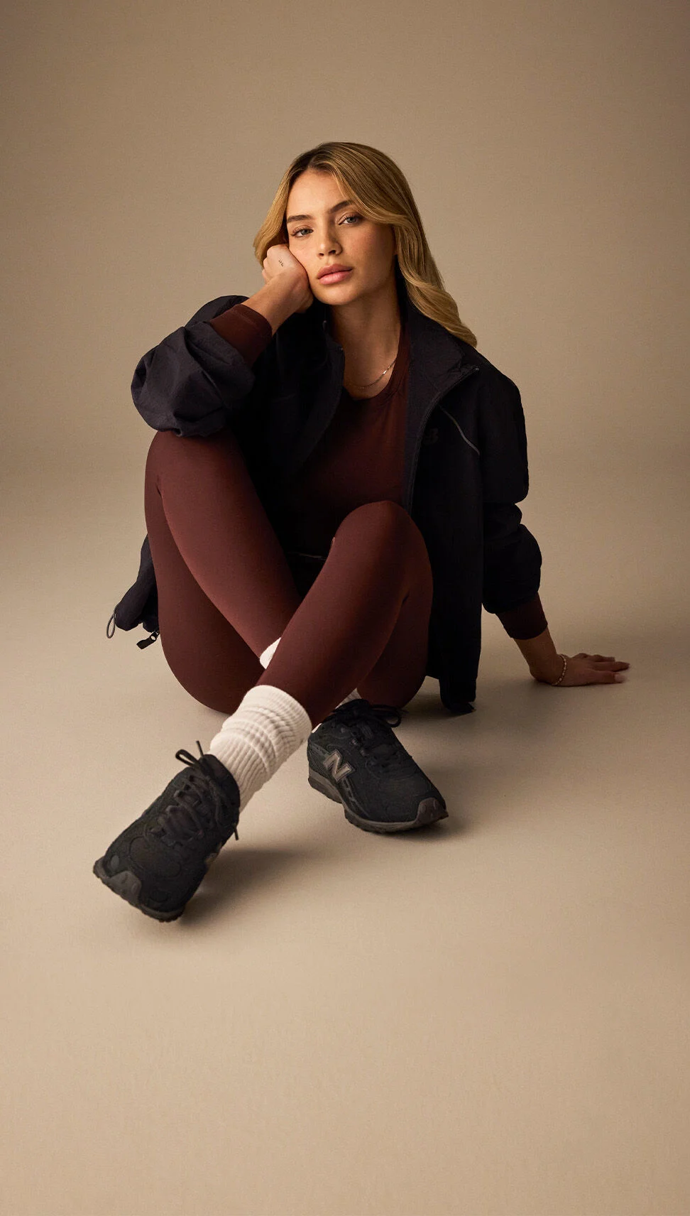 Gabriely wearing the new black 204L sneakers