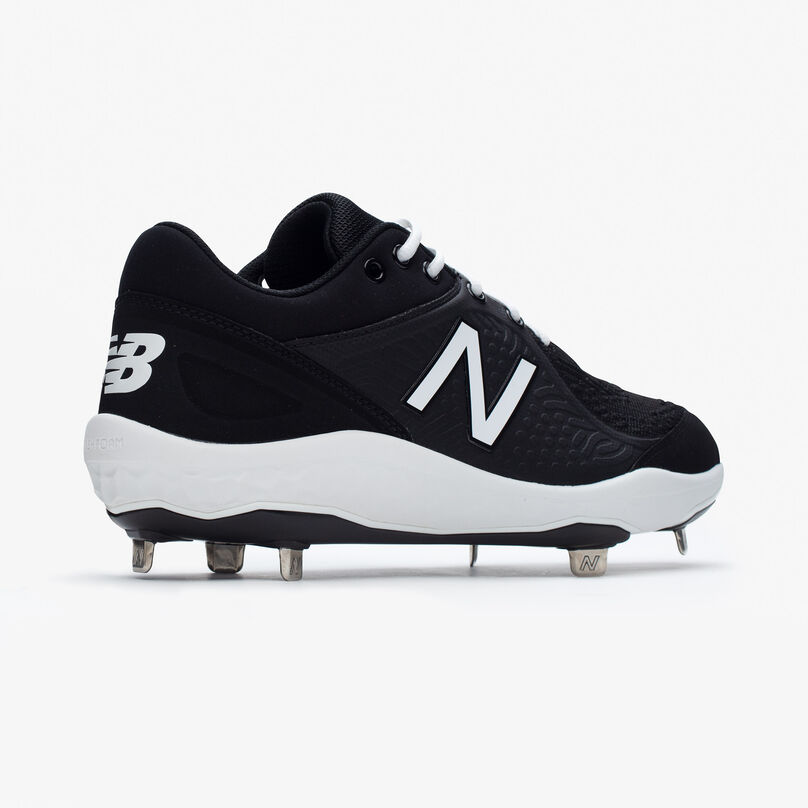 Crampon métallique noir, assis sur un fond gris avec le talon.