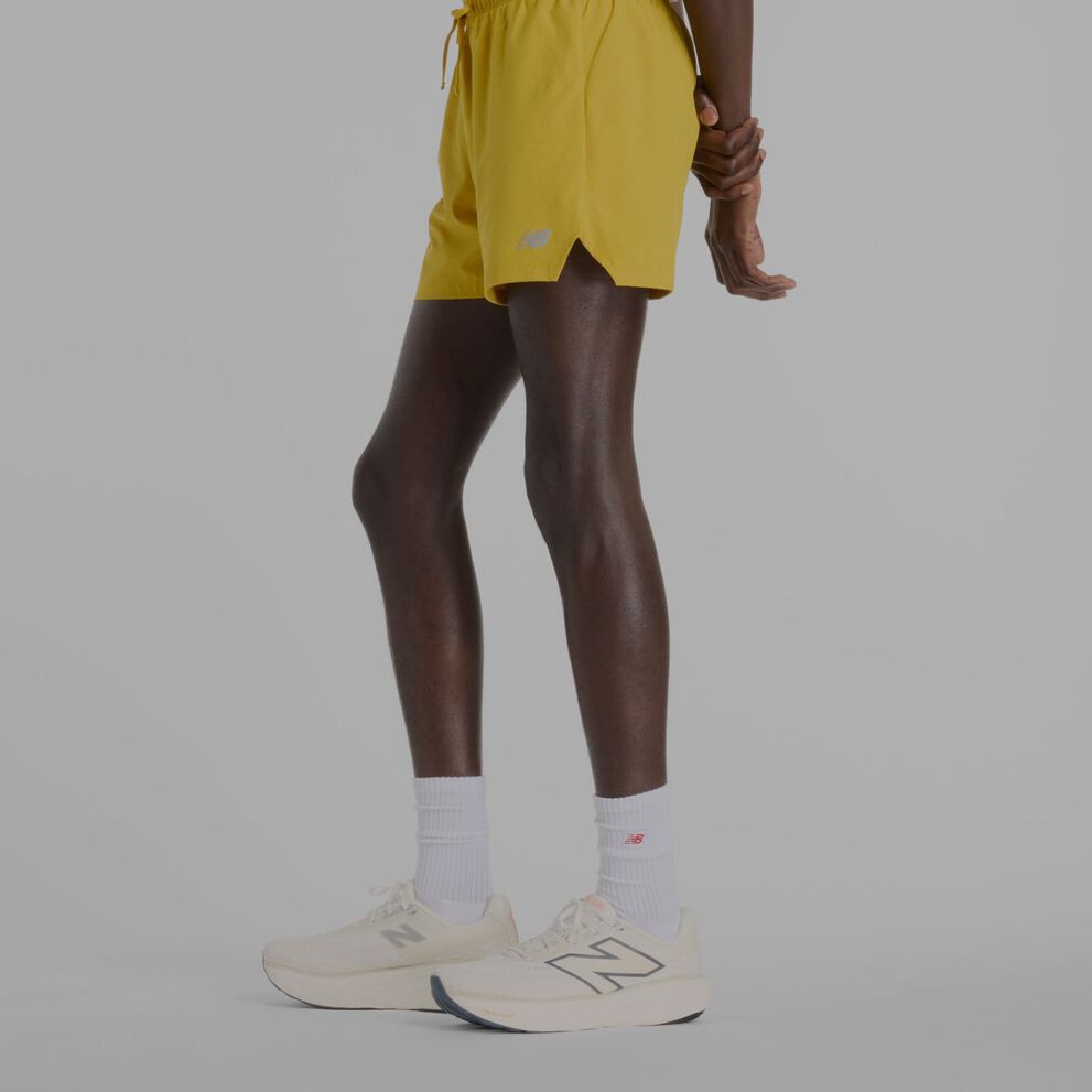 Un homme portant des shorts New Balance jaunes.