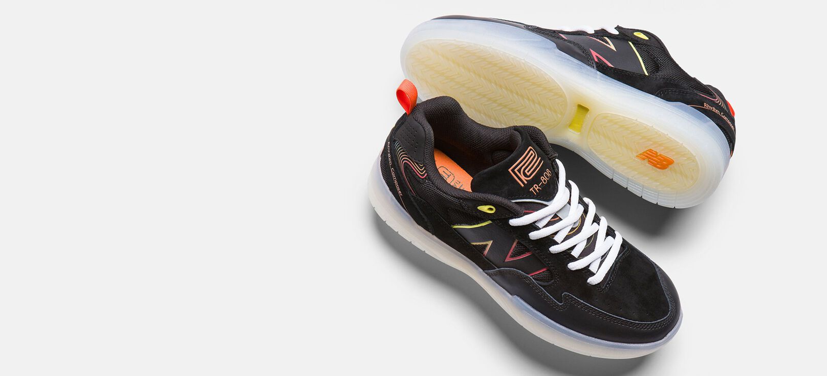 Une paire de chaussures Tiago Lemos x Roland 808 Lite en studio.