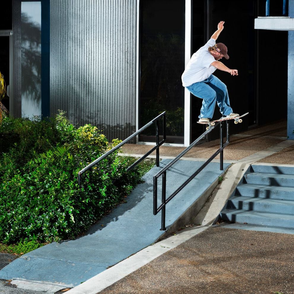 Jamie Foy portant les chaussures Jamie Foy Signature 306 Cup en planche &agrave; roulettes.