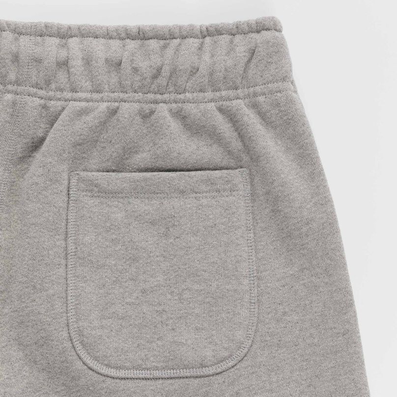 Gros plan sur la poche arrière et le matériau du short MADE in USA.