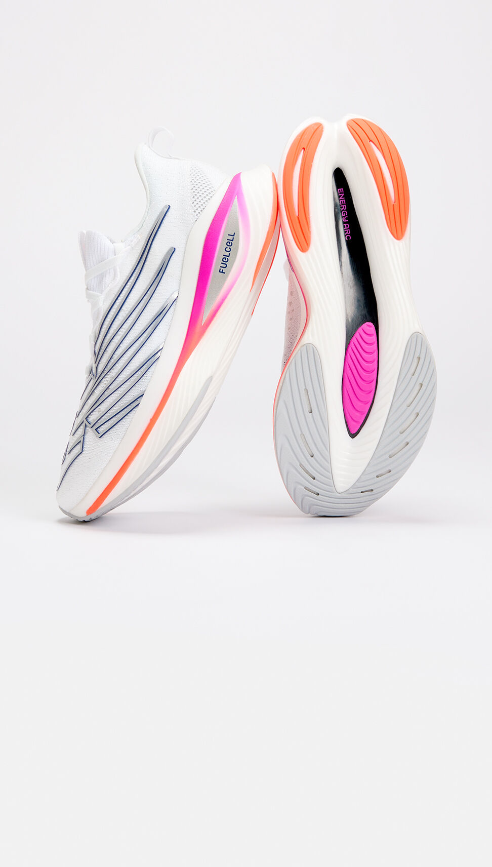 Paire de chaussures de course blanches dressées sur la pointe des pieds.