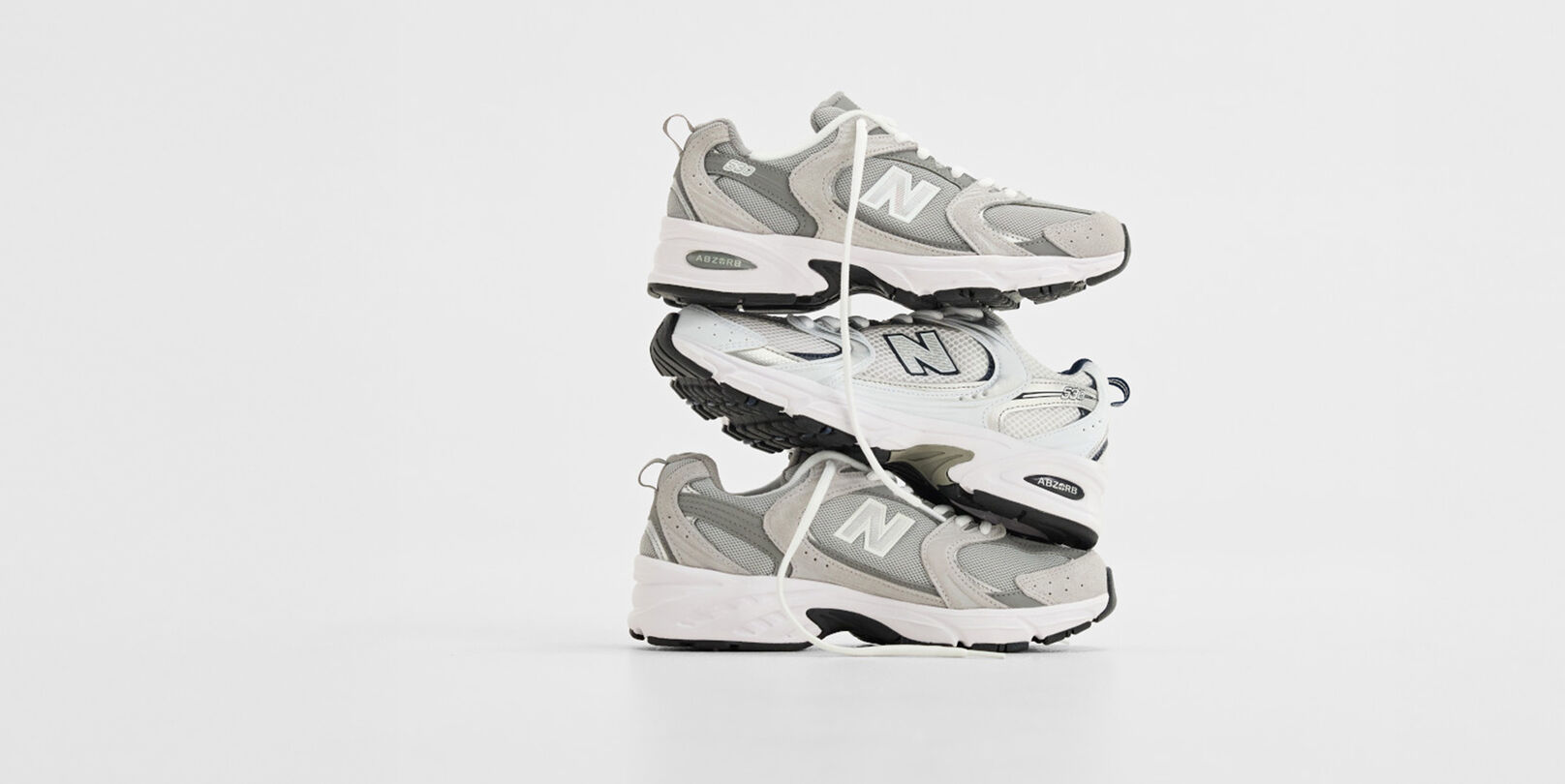 Un tas de 530 chaussures