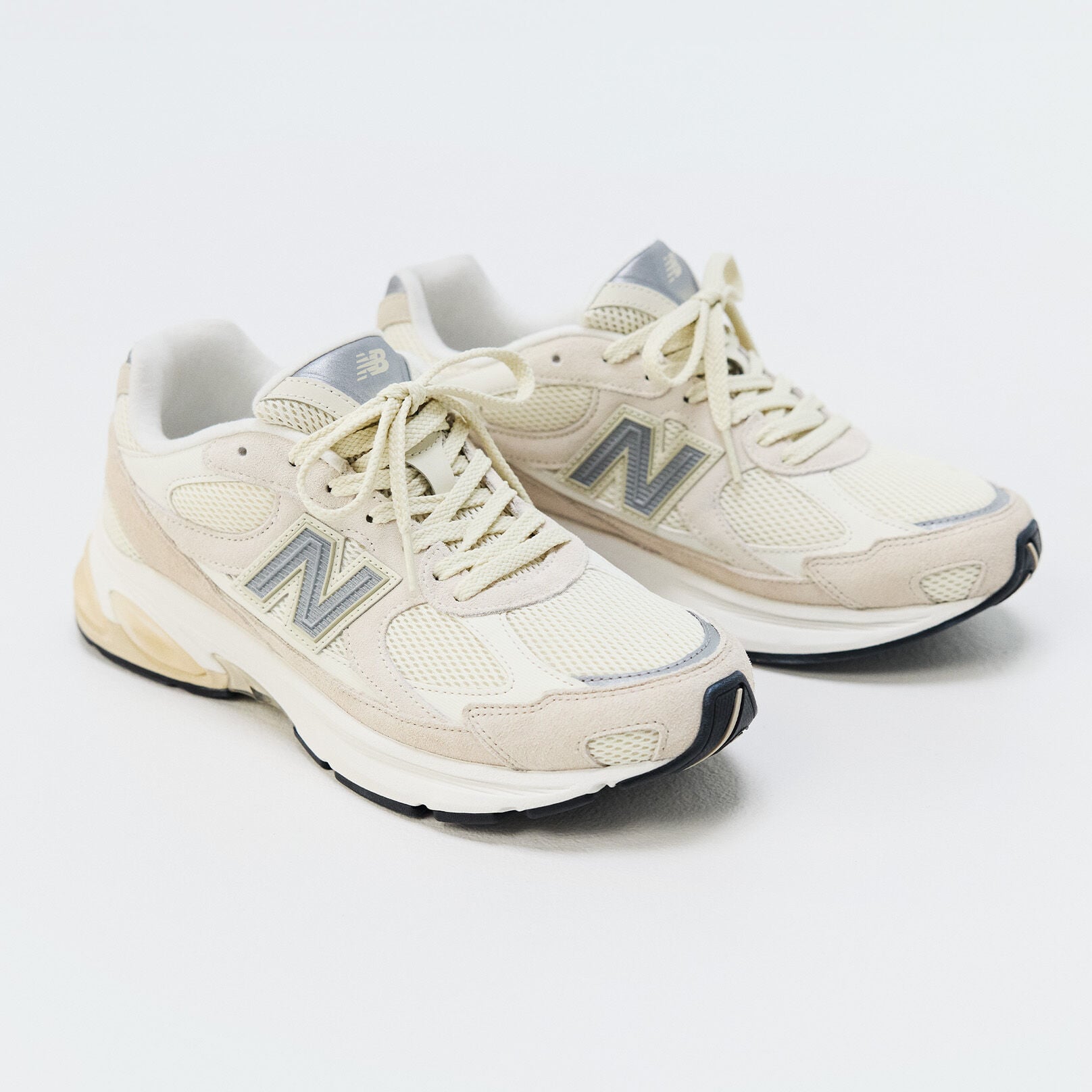 Une paire de baskets New Balance sur fond blanc