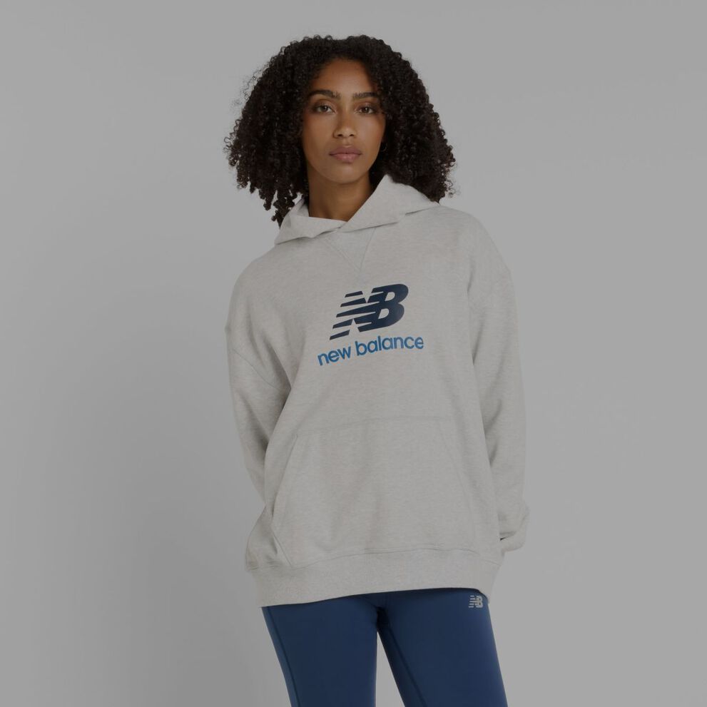 Des femmes vêtues d’un sweat à capuche New Balance gris.