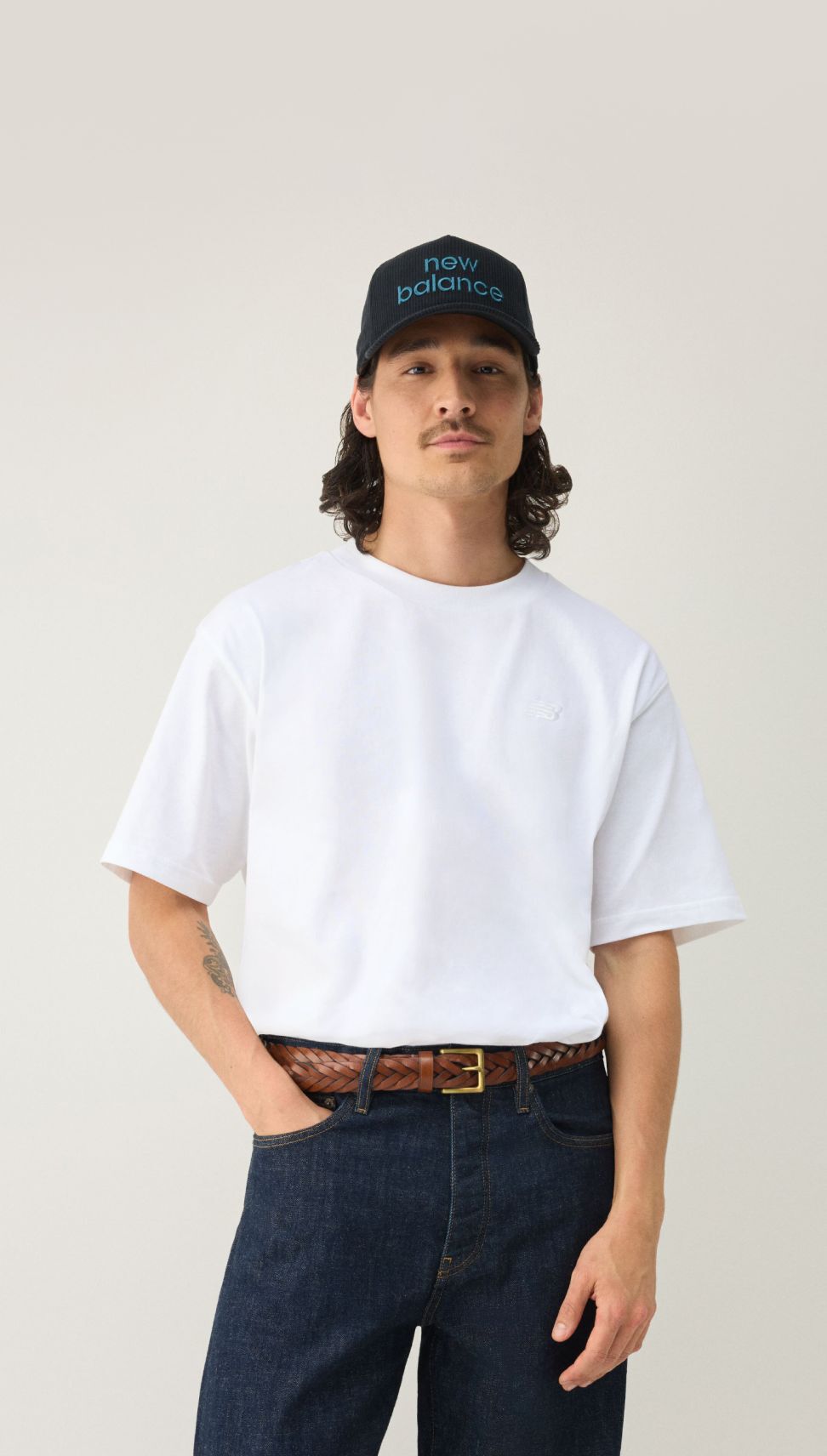 Un homme portant un chapeau bleu.