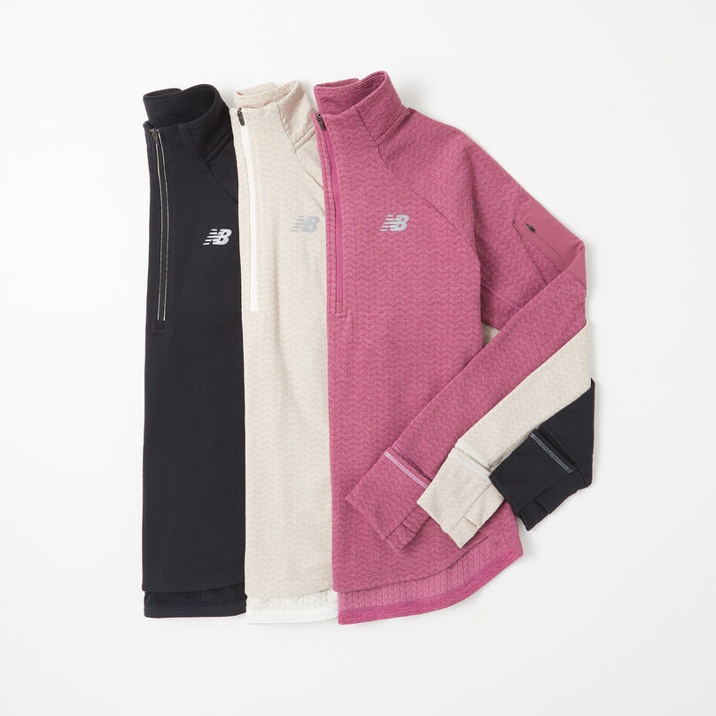Trois vestes à manches longues pour femmes posées les unes sur les autres sur un fond gris.