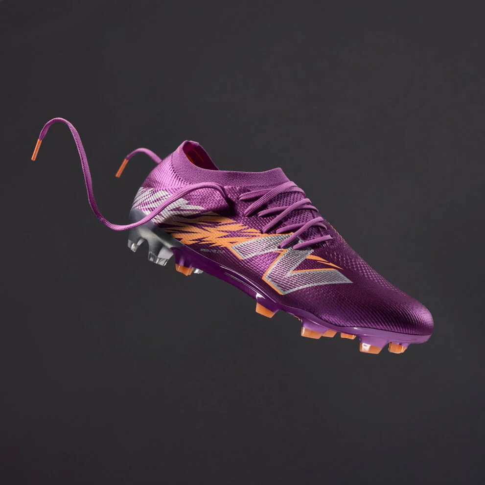 Toutes les bottes de football violettes flottent dans les airs sur un fond gris foncé.