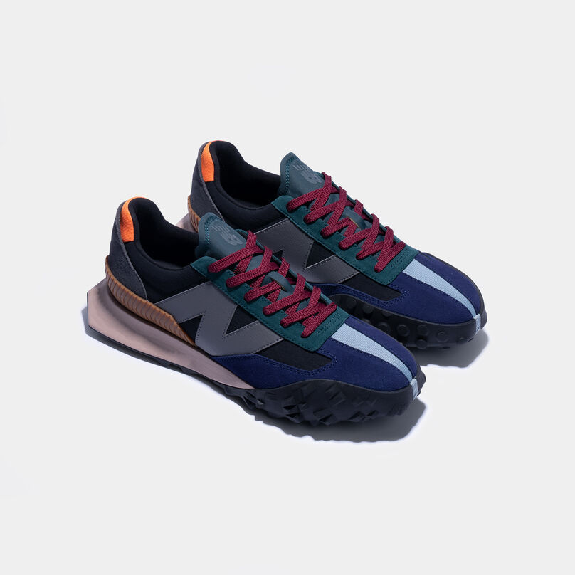 Une paire de chaussures XC-72 posées sur un fond gris.