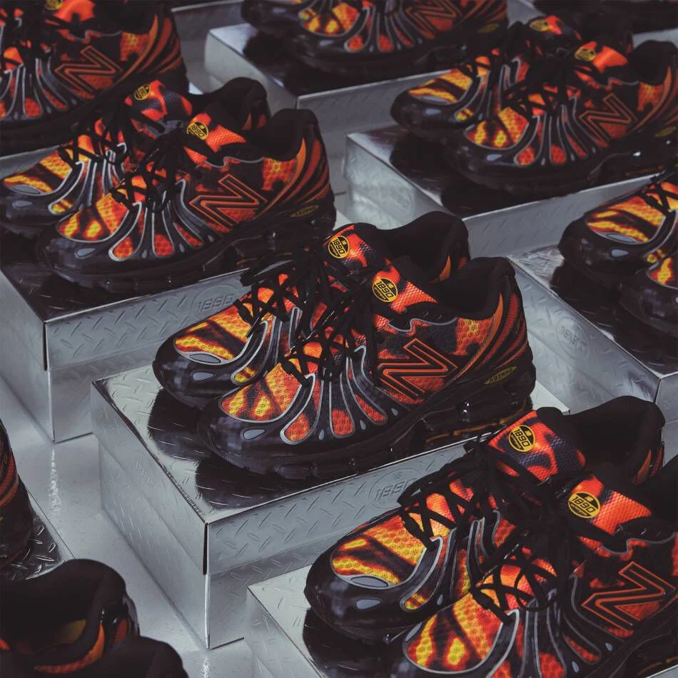 Plusieurs chaussures rouges et orange pos&eacute;es sur des bo&icirc;tes &agrave; chaussures en acier.