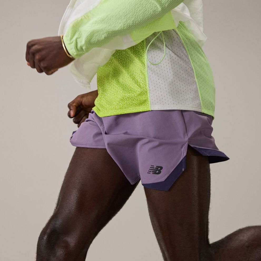 Tinoda Matsatsa portant des v&ecirc;tements RC courant en studio.