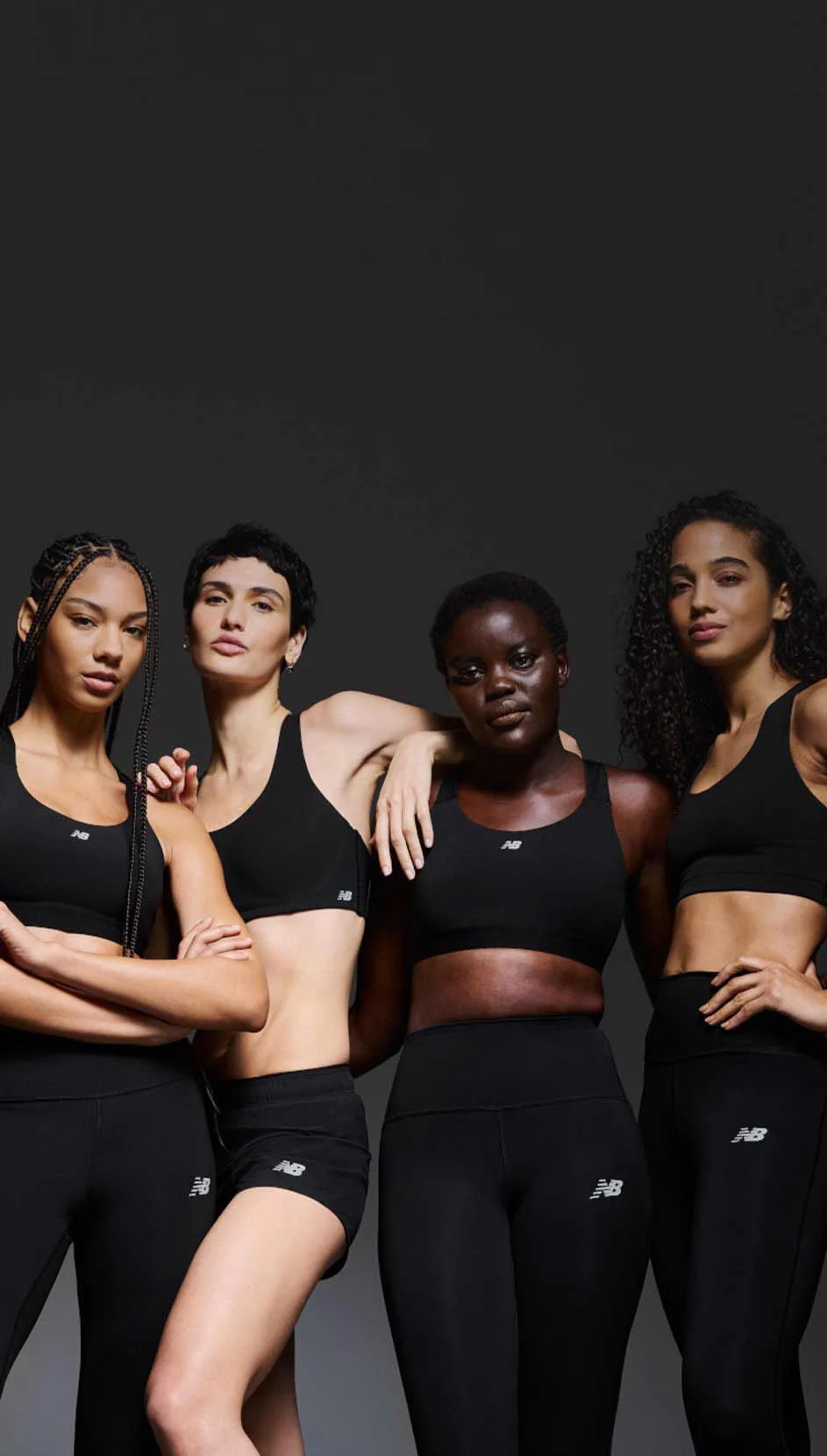 Un groupe de femmes portant des soutiens-gorge de sport et des leggings devant un fond noir. 