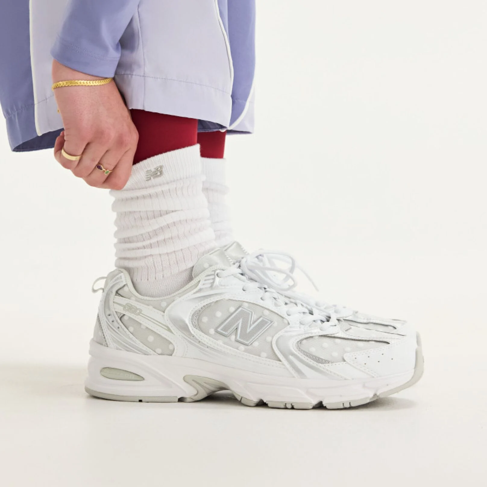 Un tas de 530 chaussures