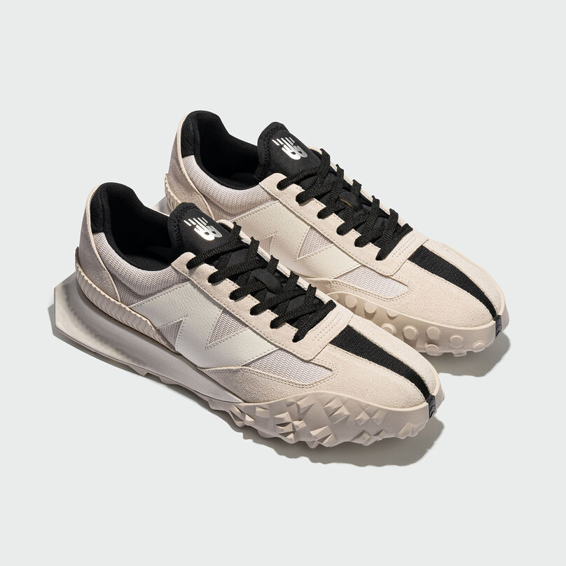 Vue isométrique d'une paire de chaussures XC-72 beiges dans un studio gris