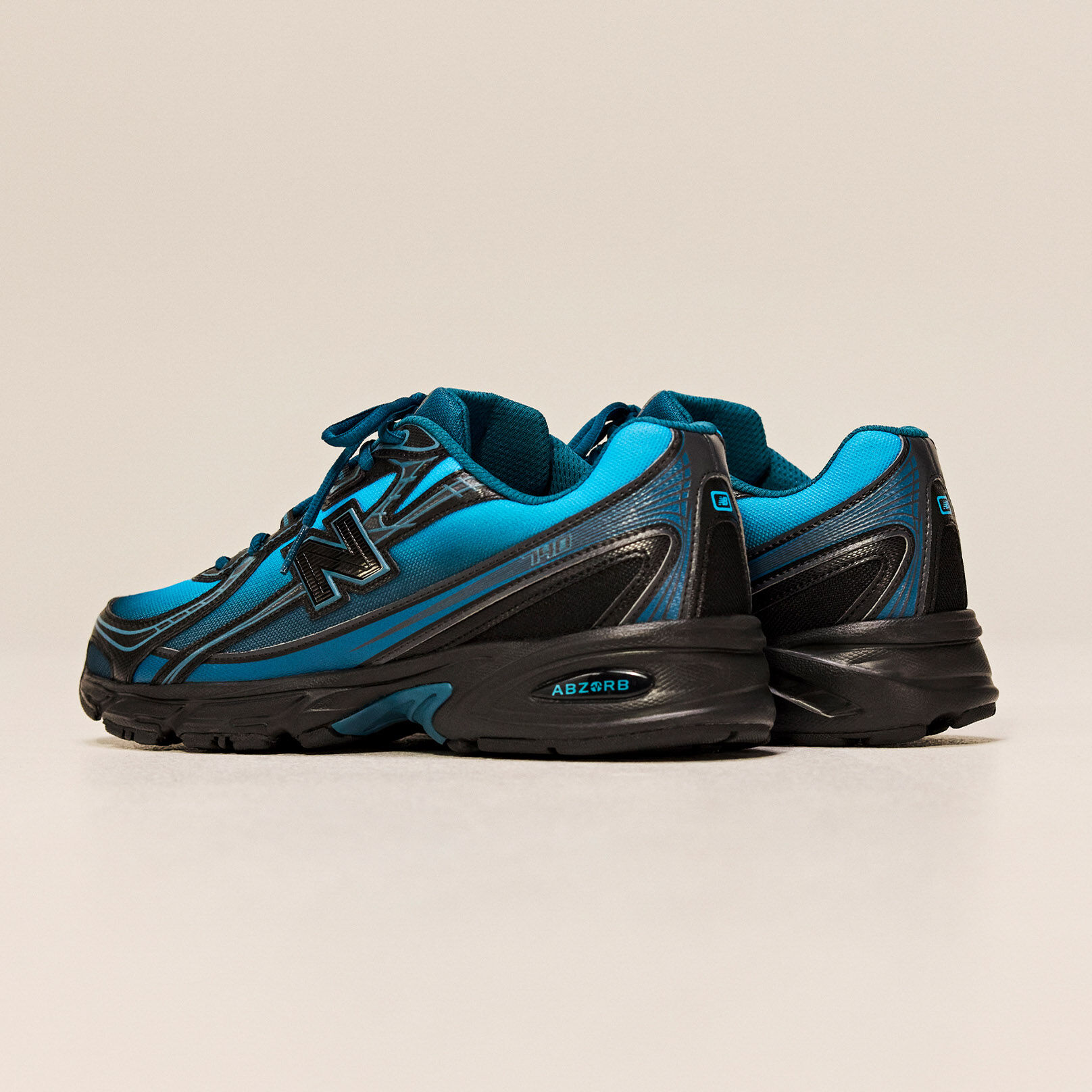 Profil lat&eacute;ral d'une paire de chaussures pris en angle