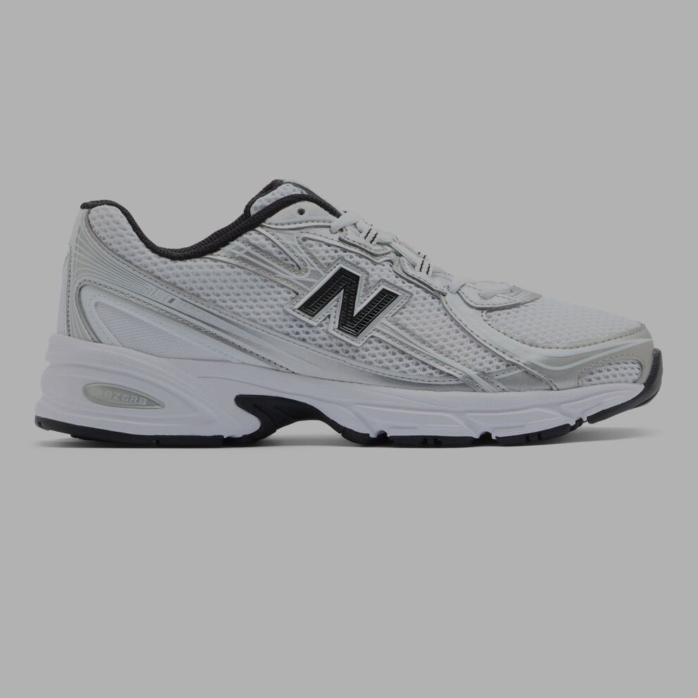 Une chaussure 740 blanche.