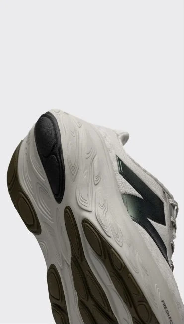 Détail du talon d’une chaussure Fresh Foam X 1080 blanche et violette.