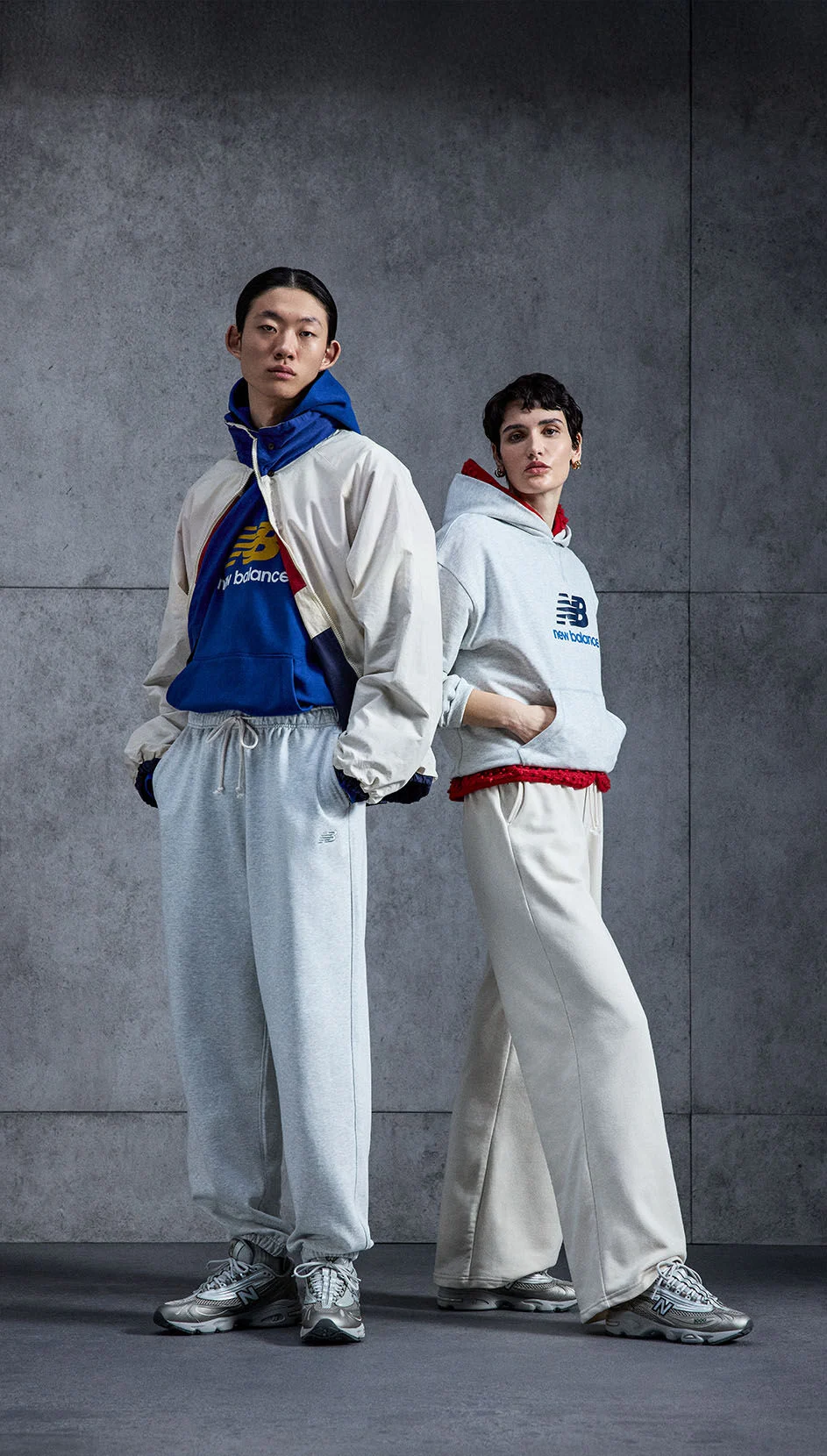 Deux personnes portant des chaussures New Balance 1000 en arrière-plan d'un studio