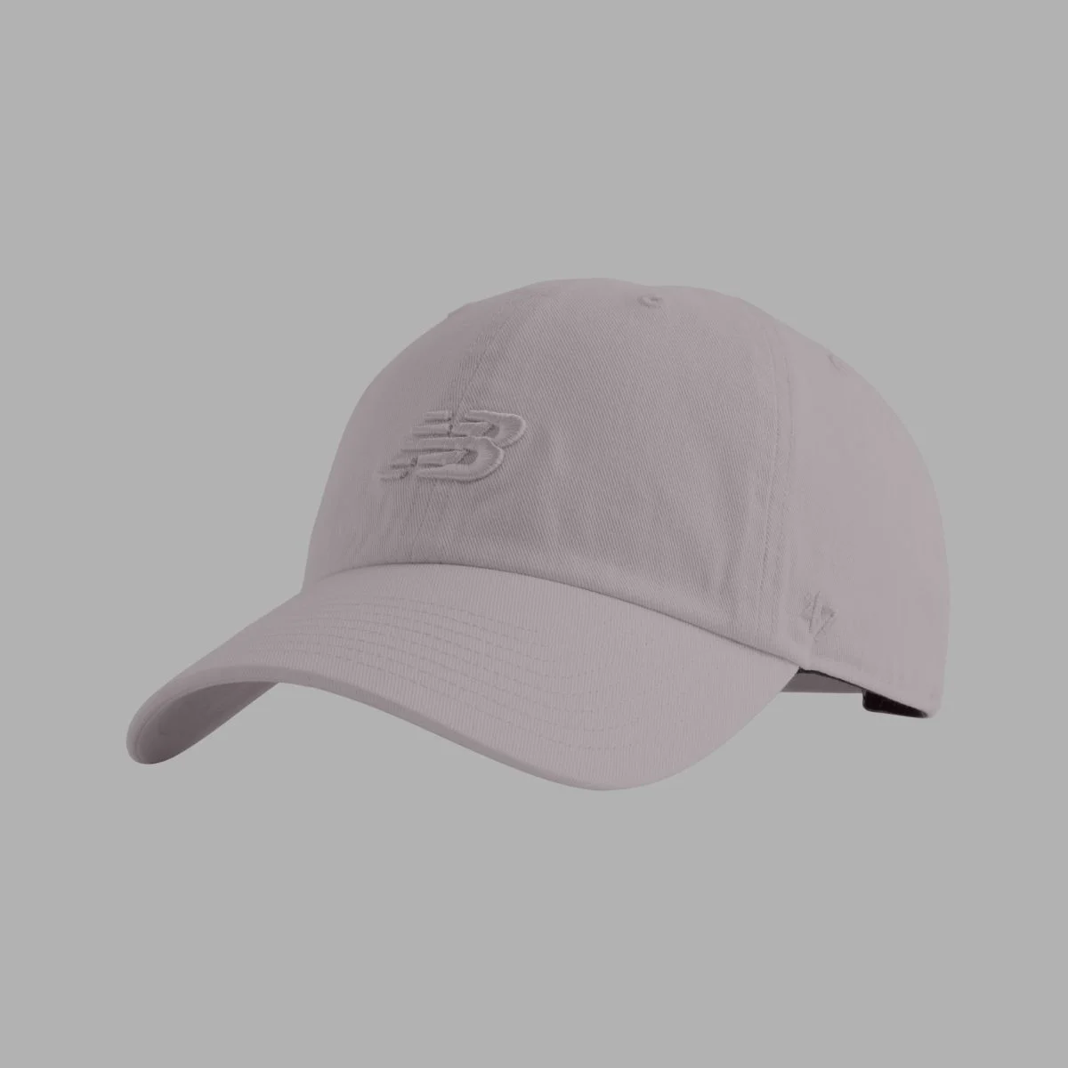 Une casquette New Balance rose.