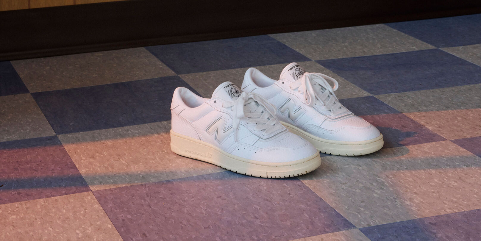 Paire de 950 blanches sur un plancher en carrelage