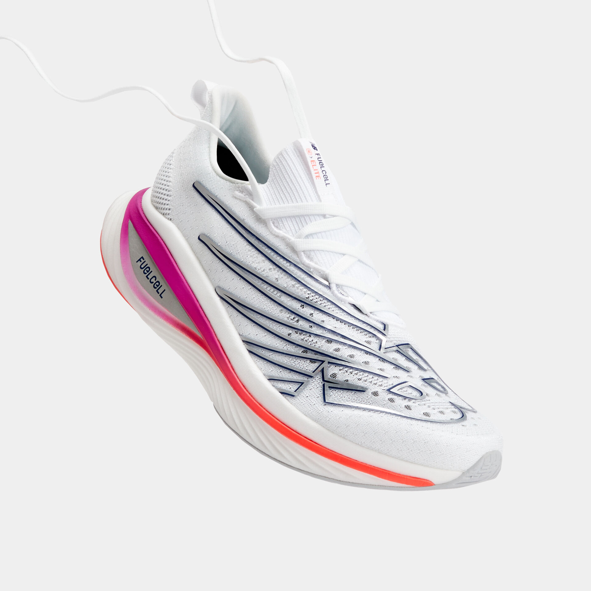 Chaussure de course blanche flottante devant un fond gris.