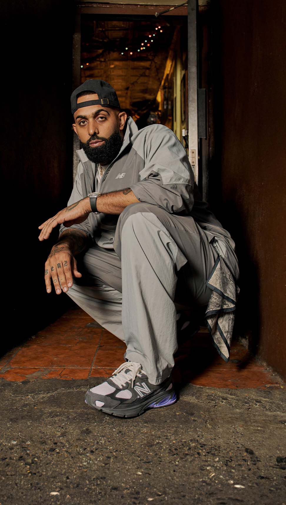 Eladio&nbsp;Carri&oacute;n pose et regarde la cam&eacute;ra en portant les chaussures ABZORB 2010.&nbsp;