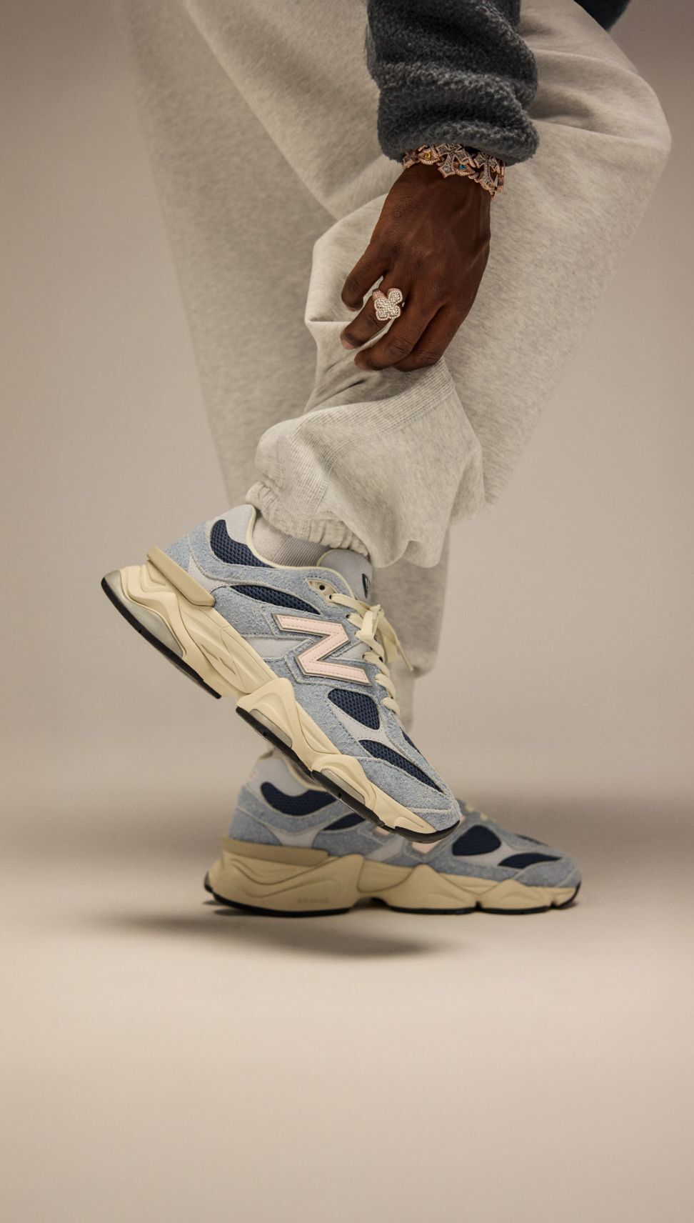 Une image d’une personne à genoux contre un fond beige.