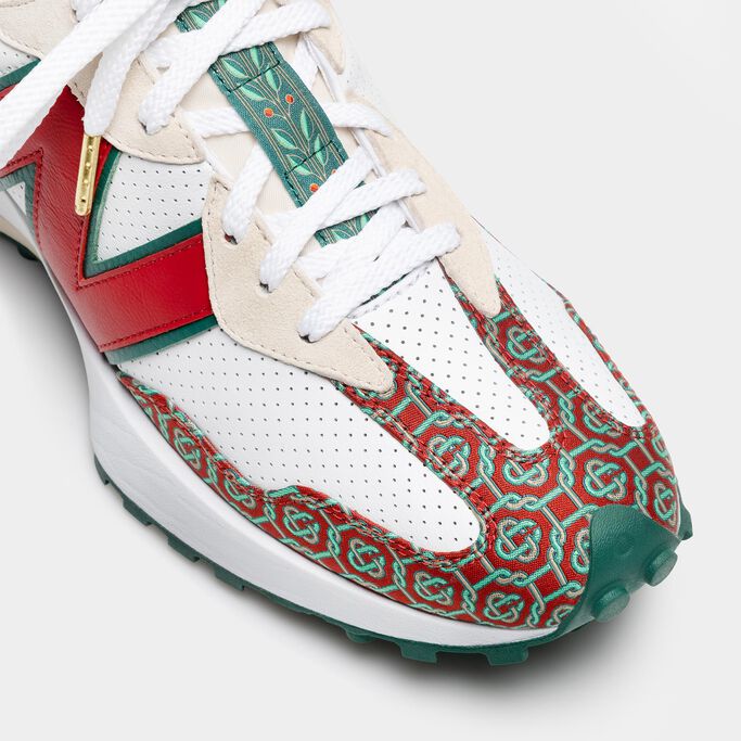 Vue rapprochée du bout et de la languette d'une chaussure de sport 327 NB x Casablanca blanche, rouge et verte