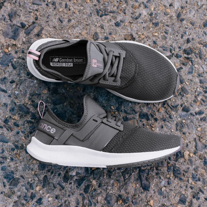 Paire de baskets pour femmes Nergize Sport gris foncé posées sur du béton