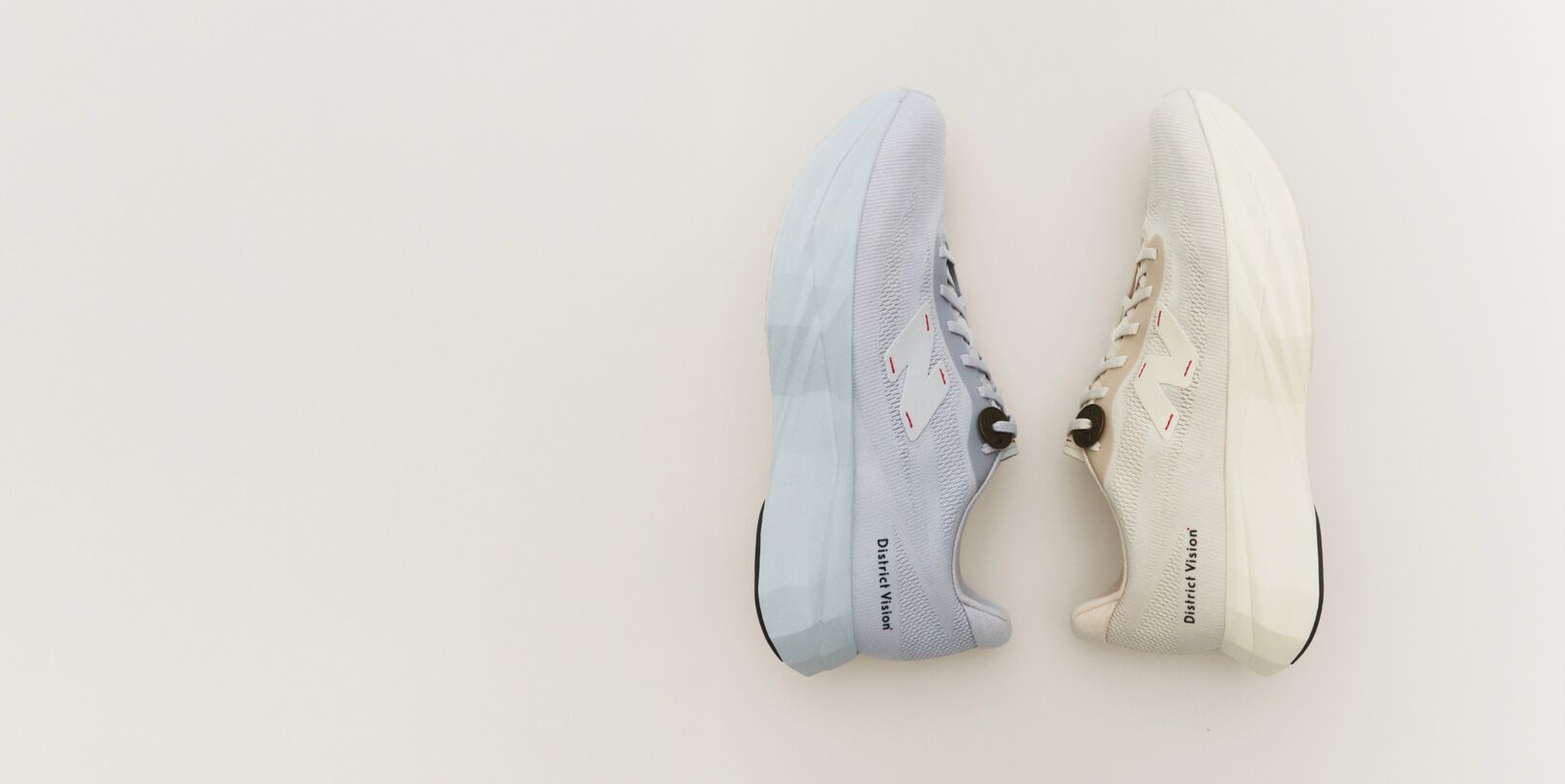 Chaussures District Vision couleur crème clair et bleu clair sur fond crème,