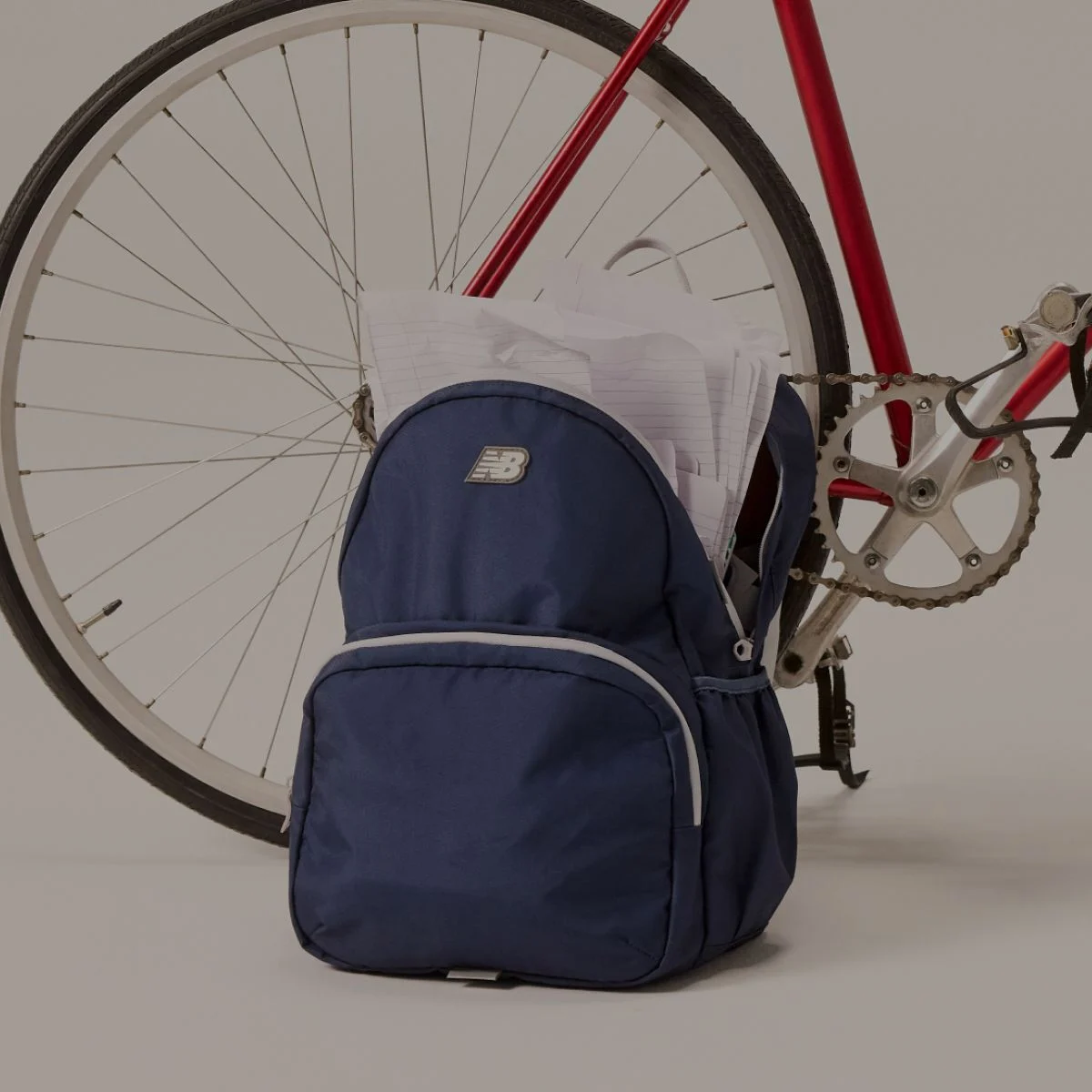Sac à dos assis devant un vélo.