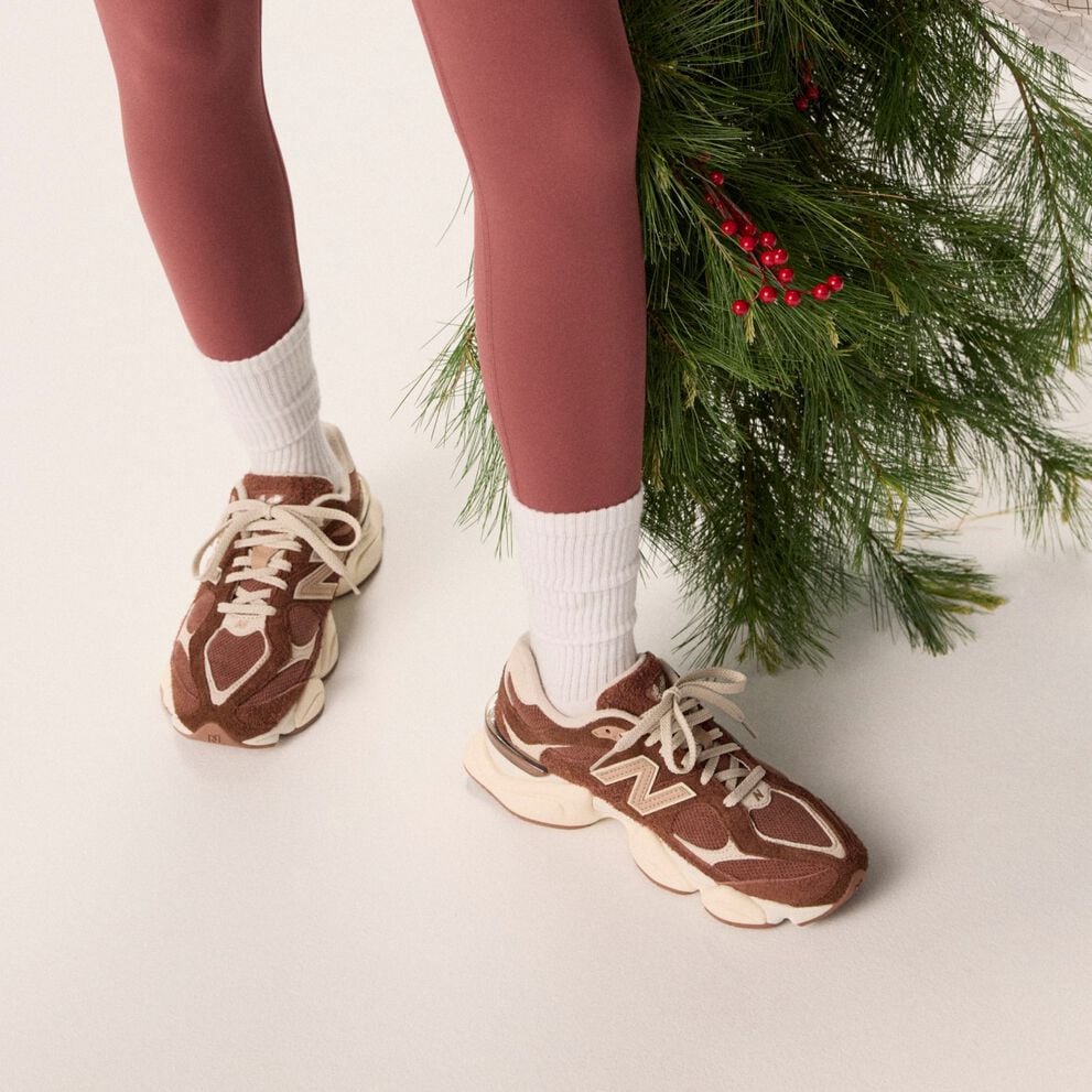 Jeune femme en collants bordeaux tenant un sac de guirlandes.