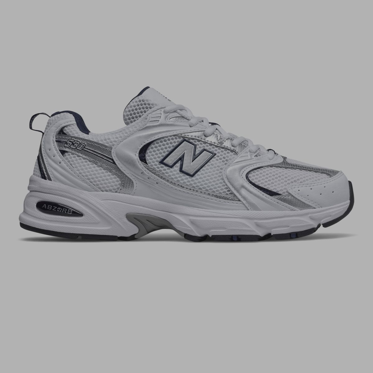 Une chaussure 530 blanche.