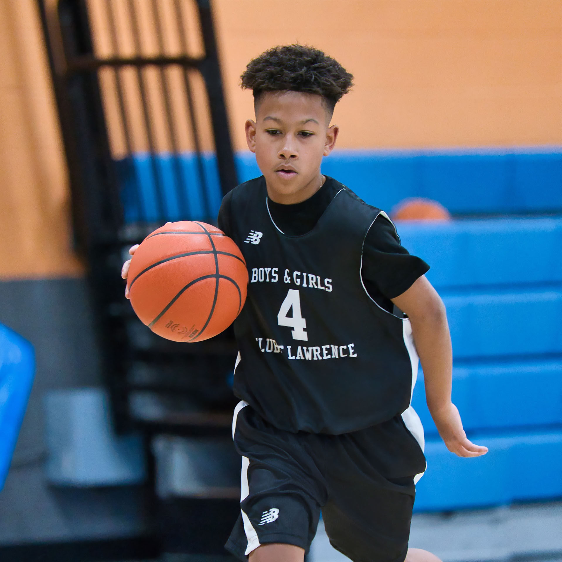 Garçon jouant au basketball