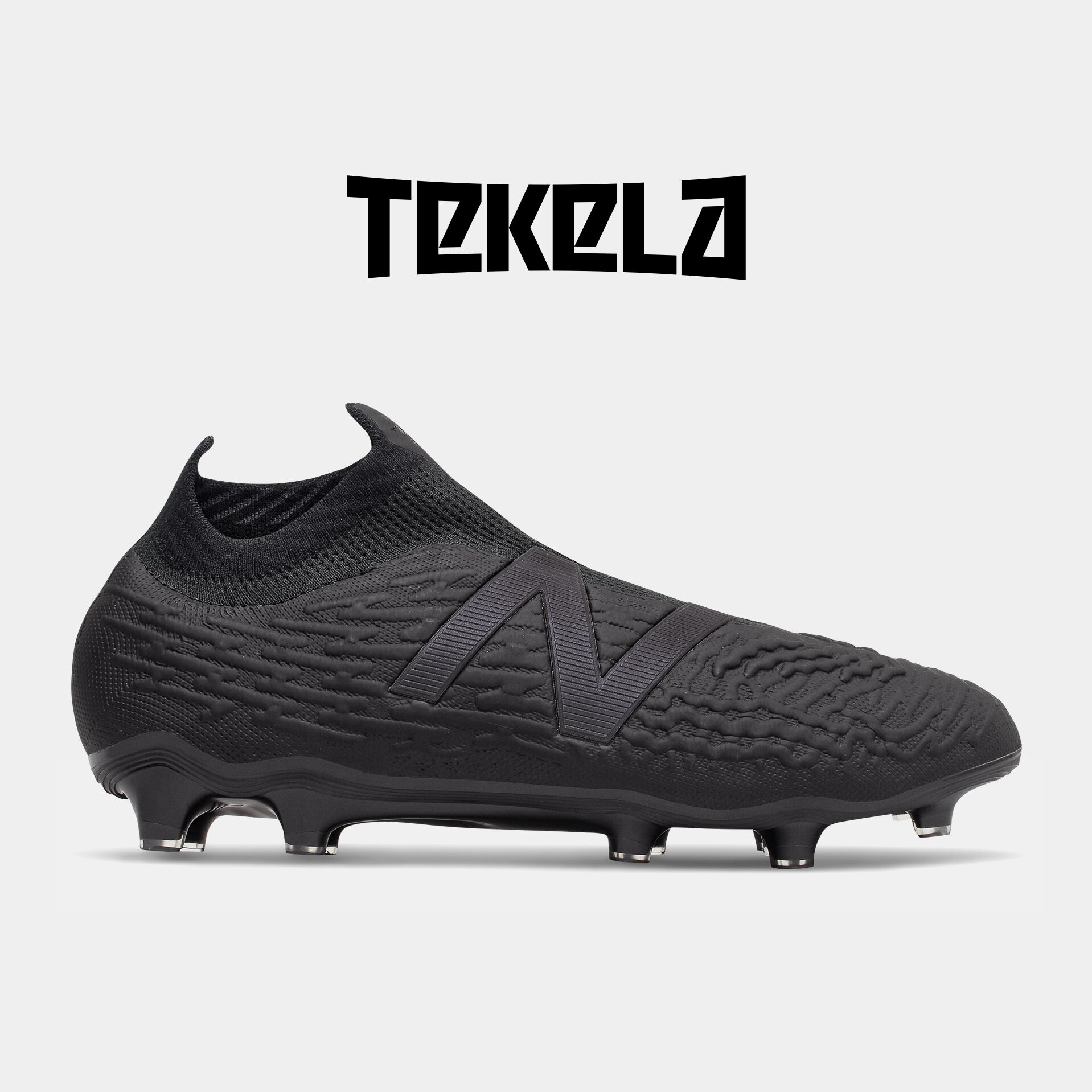 Chaussure de soccer à crampons noire.