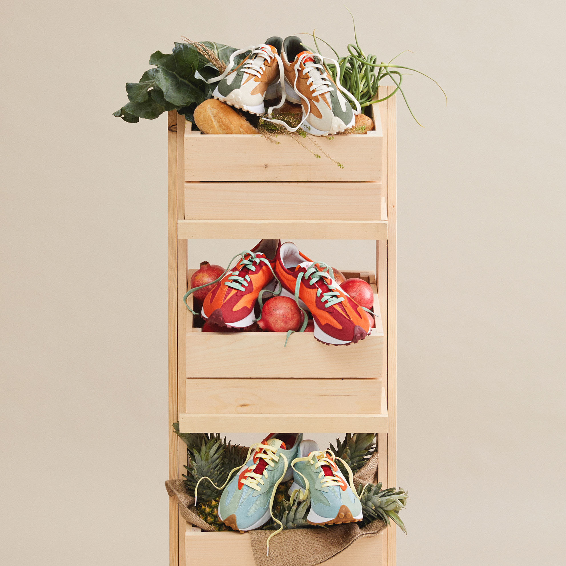Une collection de chaussures 327 posées sur un kiosque de fruits et légumes avec 3 boites en bois contenant de la grenade, des ananas et des pains