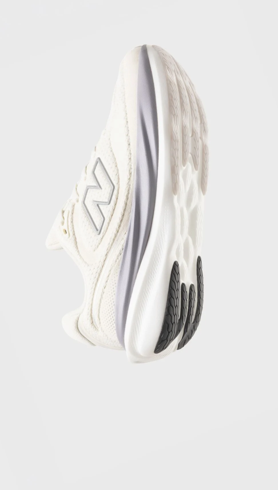 Une paire de chaussures 1080 sur fond gris. 