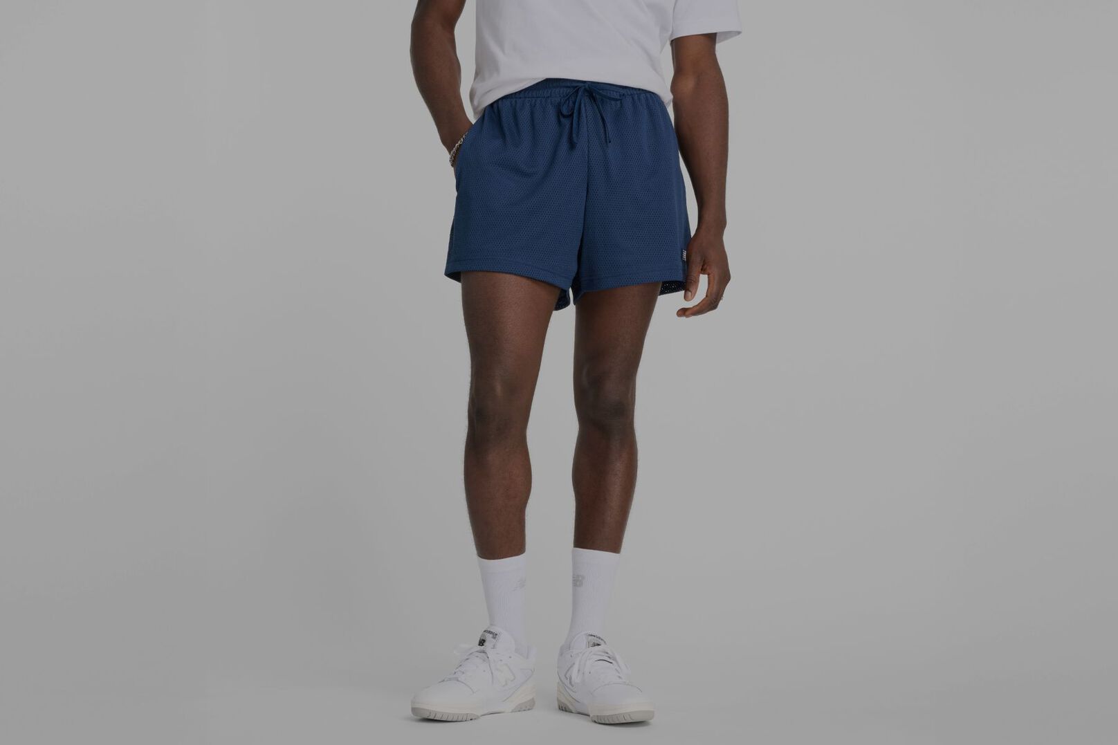 Personne portant un short New Balance marron.
