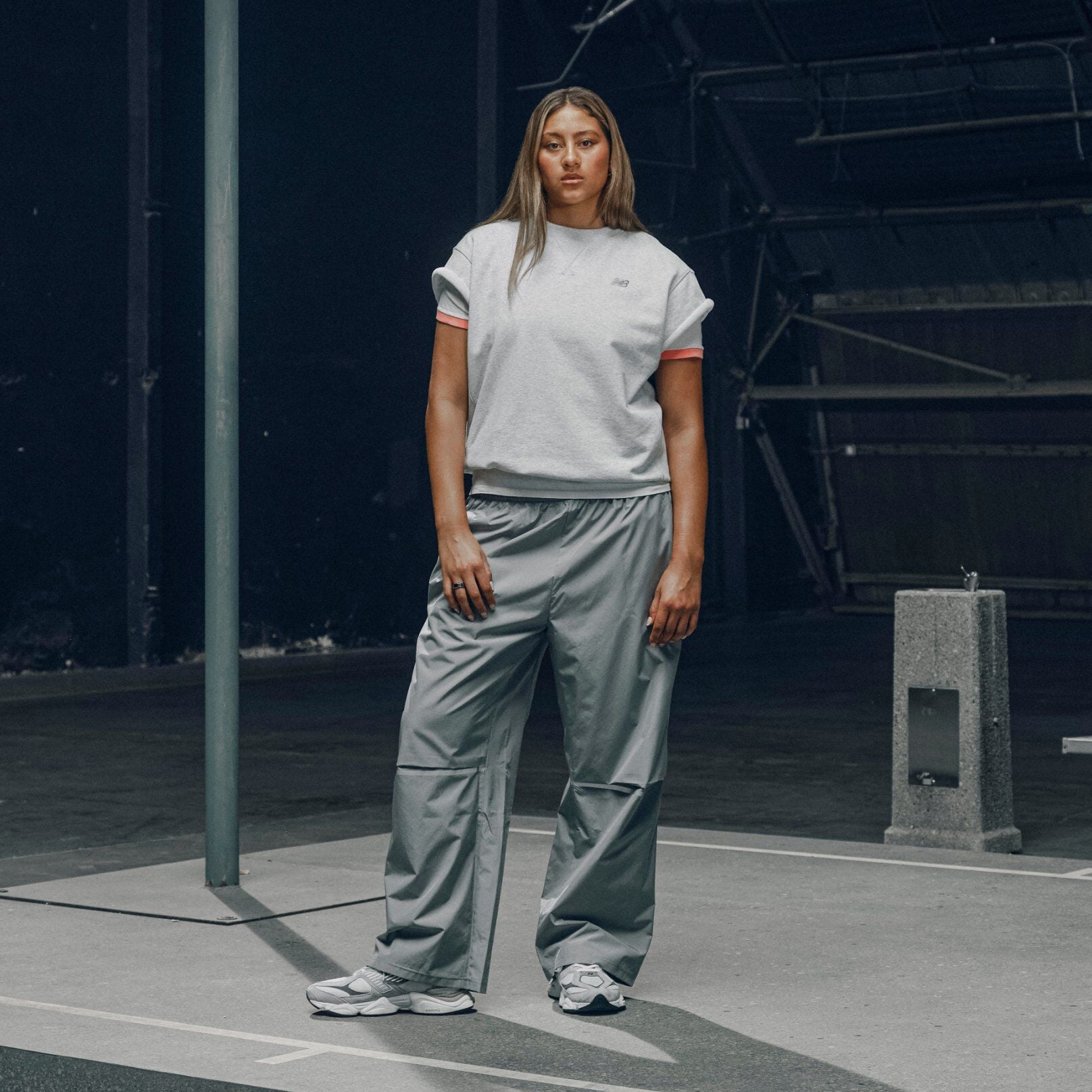 Sienna Betts porte une paire de 9060 grises