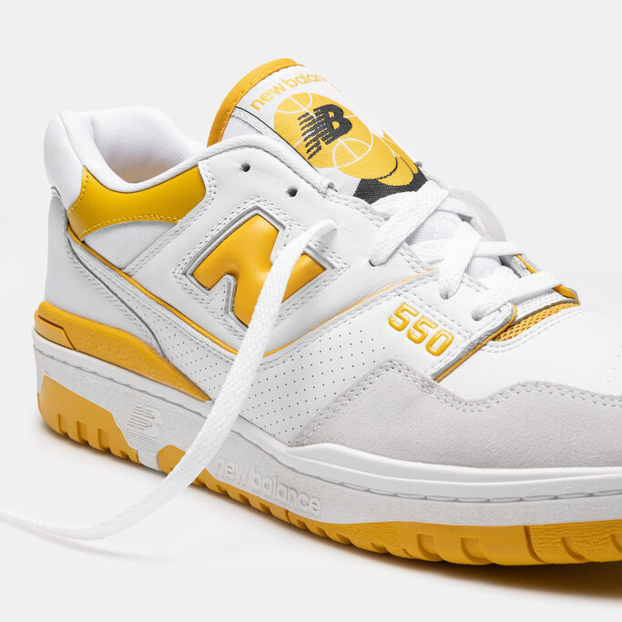 Vue détaillée d'une chaussure de basketball blanche et jaune de la vieille école