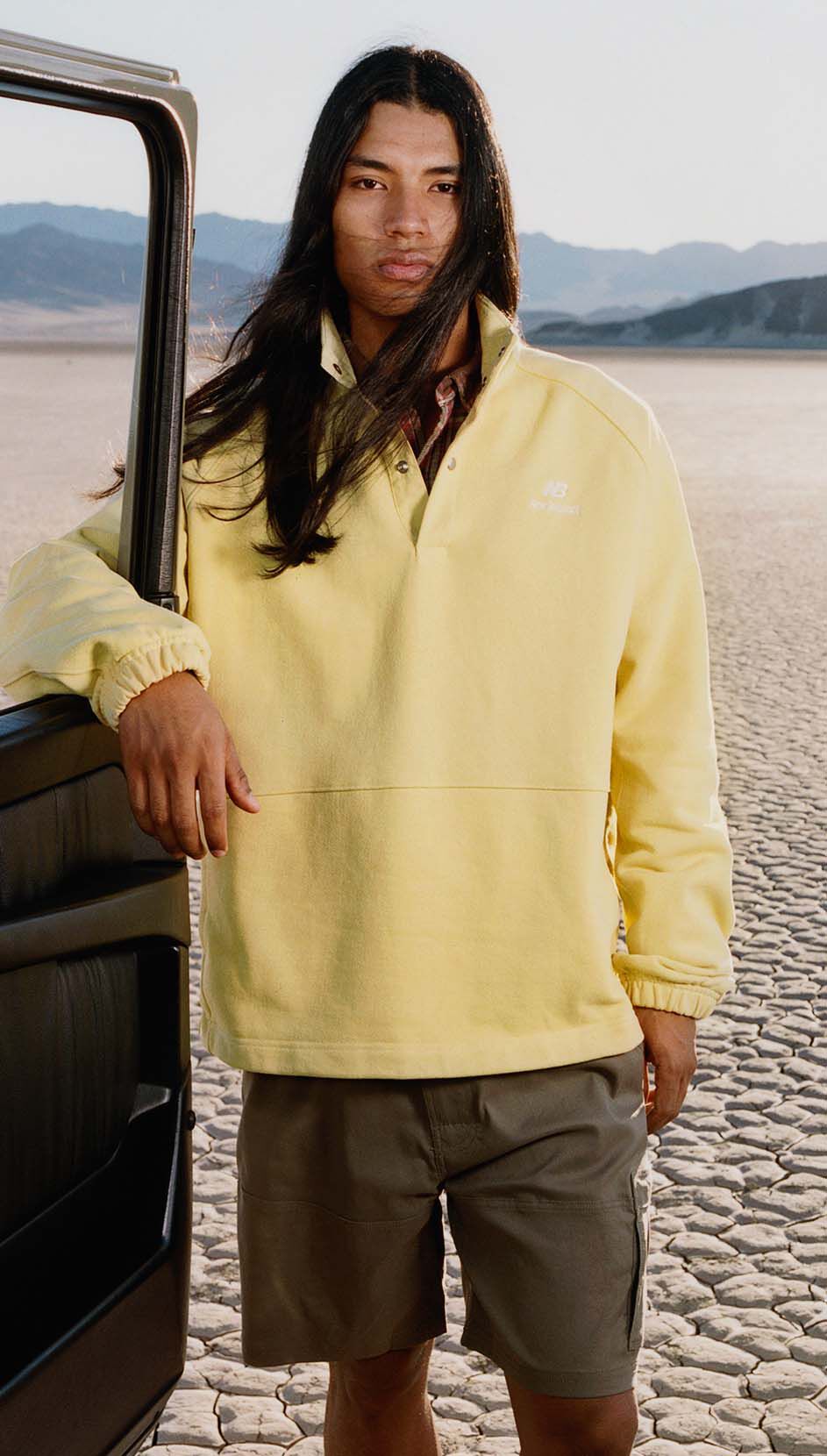Un homme debout dans un environnement d&eacute;sertique.