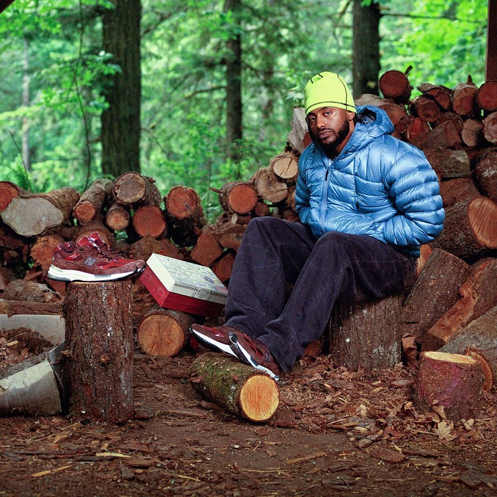 Amin&eacute; portant les nouvelles sneakers Amin&eacute; x NB 992.