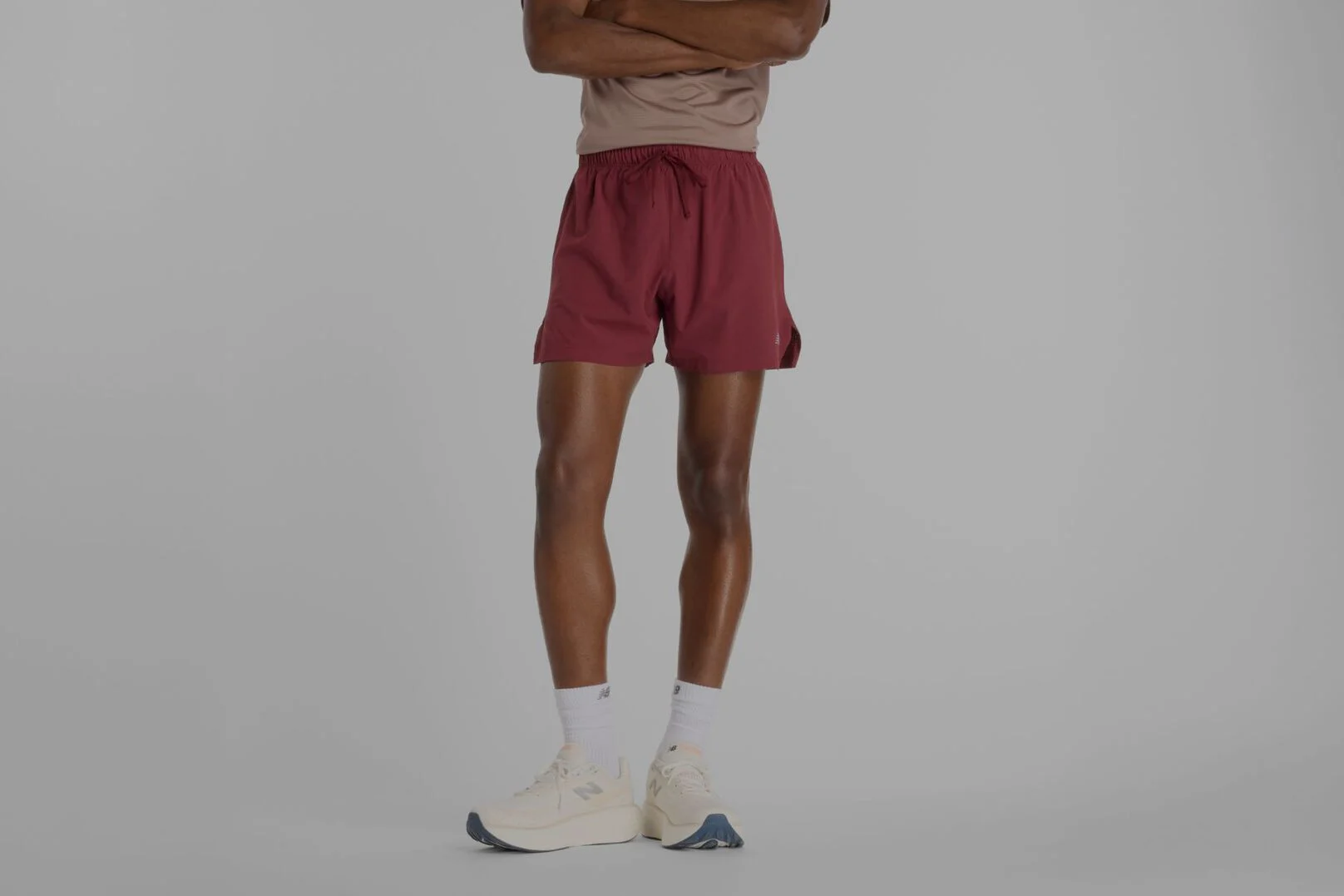 Personne portant un short New Balance rouge.