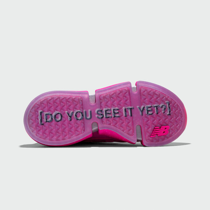 Le texte « Do you see it yet » est gravé sur le dessous de la chaussure Vision Racer rose.
