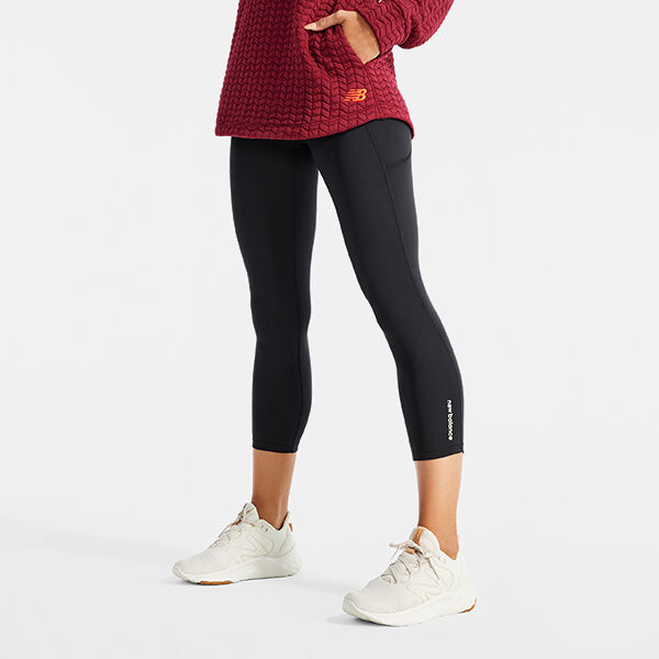 Image d'une femme, de la taille vers le bas, portant un collant capri NB noir et des chaussures de sport NB 5740 blanches