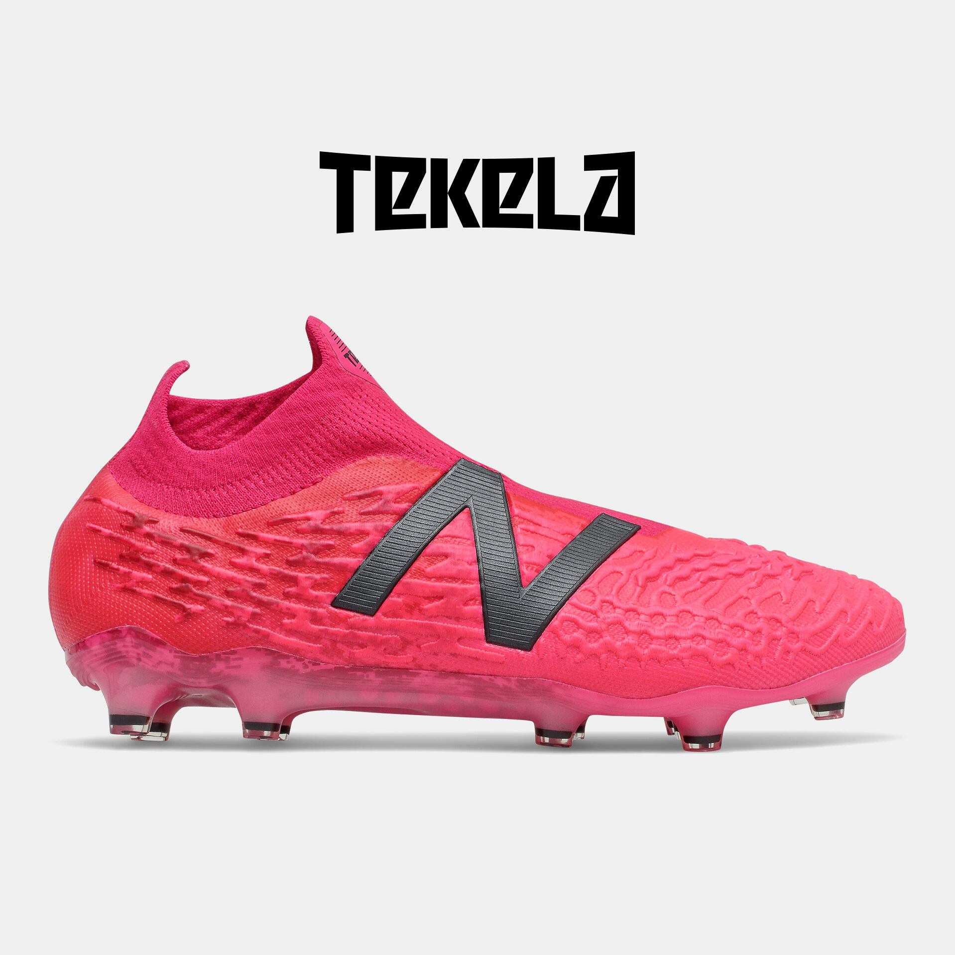 Chaussure de soccer intégralement rose.